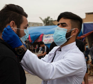 دانانى ماسك بۆ هاووڵاتیيهك له عێراق | فۆتۆ: Huseein Faleh / AFP