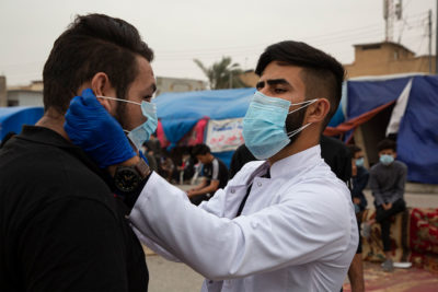 دانانى ماسك بۆ هاووڵاتیيه‌ك له‌ عێراق | فۆتۆ: Huseein Faleh / AFP