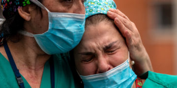 گریانى پزیشكێك به‌هۆى كۆچى دوایی هاوڕێكه‌یه‌وه‌ | فۆتۆ: AP/Manu Fernandez