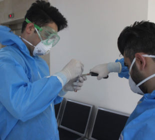 دوو کارمەندى تەندروستی پشکنینى کۆرۆنا دەکهن | فۆتۆ: SNN