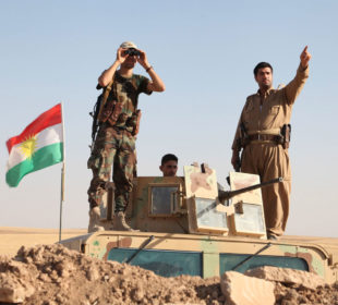 کۆمەڵێک پێشمەرگە لە سەنگەردان