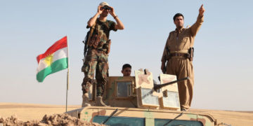 کۆمەڵێک پێشمەرگە لە سەنگەردان