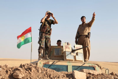 کۆمەڵێک پێشمەرگە لە سەنگەردان