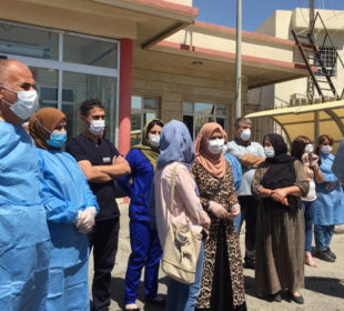 وێنهى گردبوونهوه و مانگرتنى كارمهندانى نهخۆشخانهى ههناوى سلێمانى | فۆتۆ: ههوراز ئهحمهد \ SNN