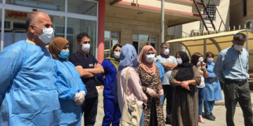 وێنهى گردبوونهوه و مانگرتنى كارمهندانى نهخۆشخانهى ههناوى سلێمانى | فۆتۆ: ههوراز ئهحمهد \ SNN