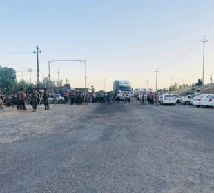 وێنهیهكى خۆپیشاندانهكه و داخستنى رێگهى ههولێر دهۆك