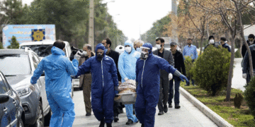بهڕێركردنى تهرمى كهسێك كه به ڤایرۆسى كۆرۆنا گیانى لهدهستداوه له ئێران | فۆتۆ: MEO