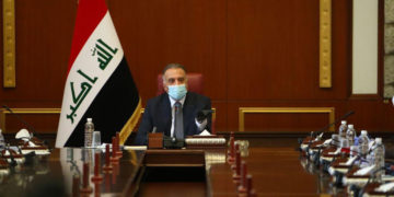 مسته‌فا كازمى، سه‌رۆكوه‌زیرانى عێراق له‌كاتى كۆبوونه‌وه‌یه‌كى حكومه‌ت | فۆتۆ: نوسینگه‌ى سه‌رۆكوه‌زیران