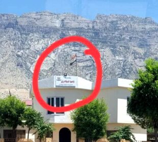 ههڵكردنى ئاڵاى عێراق لهسهر بهڕێوهبهرایهتى ناحیهى شیلادزێ | فۆتۆ: تۆڕه كۆمهڵایهتییهكان