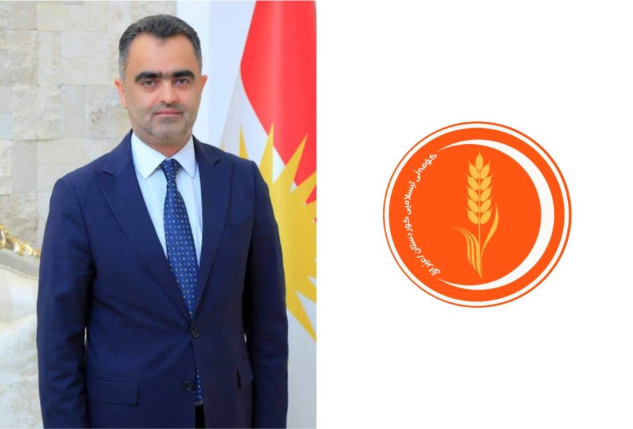 لۆگۆى كۆمه‌ڵى ئیسلامى كوردستان و سۆران عومه‌ر، ئه‌ندامى فراكسیۆنى كۆمه‌ڵ له‌ په‌رله‌مانى كوردستان | فۆتۆ: SNN