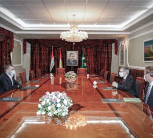 بافڵ تاڵەبانی، ھاوسەرۆکی یەکێتیی نیشتمانیی کوردستان و رۆبرت واڵەر، کۆنسوڵی گشتیی ئەمریکا لە ھەرێم | فۆتۆ: SNN