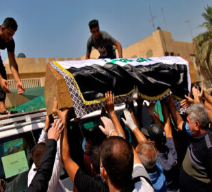 تهرمى هیشام هاشمى لهكاتى بهڕێكردنى بۆ گۆڕستان | فۆتۆ: Khalid Mohamed / Associated Press