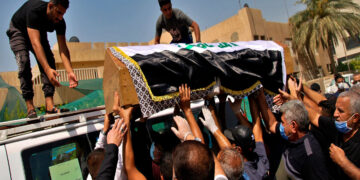 تهرمى هیشام هاشمى لهكاتى بهڕێكردنى بۆ گۆڕستان | فۆتۆ: Khalid Mohamed / Associated Press