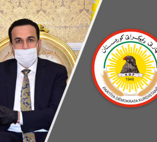 لۆگۆى پارتى دیموكراتى كوردستان و ئومێد خۆشناو، سه‌رۆكى فراكسیۆنى زه‌رد له‌ په‌رله‌مانى كوردستان | فۆتۆ: SNN