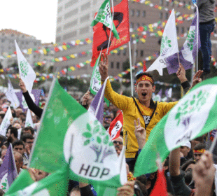 بەرزکردنەوەى ئاڵاى هەدەپە لە ئاهەنگى نەورۆزدا لە ئیستانبوڵ | فۆتۆ: MEO