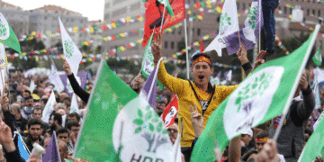 بەرزکردنەوەى ئاڵاى هەدەپە لە ئاهەنگى نەورۆزدا لە ئیستانبوڵ | فۆتۆ: MEO