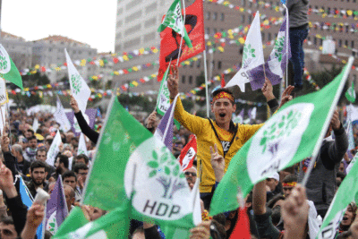 بەرزکردنەوەى ئاڵاى هەدەپە لە ئاهەنگى نەورۆزدا لە ئیستانبوڵ | فۆتۆ: MEO