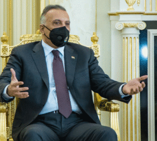 ساته‌وه‌ختى گه‌یشتنى مسته‌فا كازمى، سه‌رۆكوه‌زیرانى عێراق به‌ فڕۆكه‌خانه‌ى نێوده‌وڵه‌تى هه‌ولێر | فۆتۆ: ئه‌ژى عومه‌ر