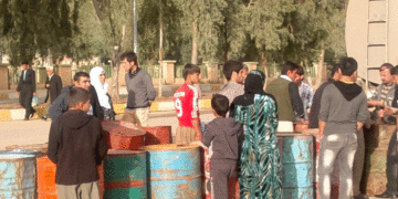 دابه‌شكردنى نه‌وتى سپى به‌سه‌ر هاووڵاتییاندا له‌ پارێزگاى هه‌ڵه‌بجه‌ | فۆتۆ: SNN