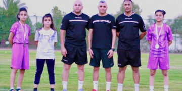 ستافێکی راهێنەرانی عێراقی لەگەڵ چەند کچە یاریزانێک