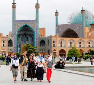 كۆمه‌ڵێك گه‌شتیار له‌ وڵاتى ئێران | فۆتۆ: Irna