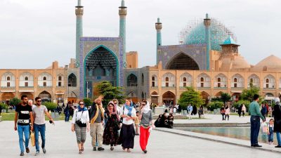 كۆمه‌ڵێك گه‌شتیار له‌ وڵاتى ئێران | فۆتۆ: Irna