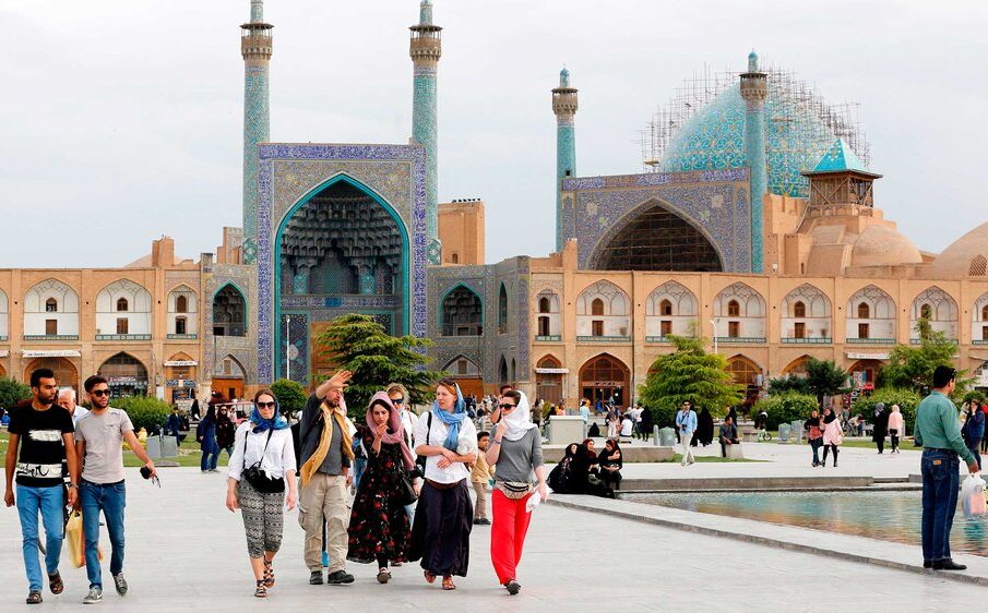 كۆمه‌ڵێك گه‌شتیار له‌ وڵاتى ئێران | فۆتۆ: Irna