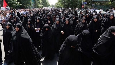 خۆپیشاندان بۆ پشتیوانى باڵاپۆشى له‌ ئێران | فۆتۆ: ئیرنا