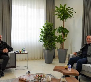 سهرۆكى یهكێتیی نیشتمانیی كوردستان و فهیسهڵ كهریم خان برادۆستى | فۆتۆ: نووسینگهى راگهیاندنى سهرۆكى یهكێتى