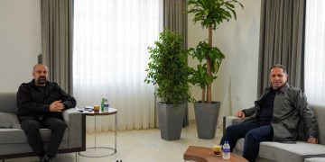 سه‌رۆكى یه‌كێتیی نیشتمانیی كوردستان و فه‌یسه‌ڵ كه‌ریم خان برادۆستى | فۆتۆ: نووسینگه‌ى راگه‌یاندنى سه‌رۆكى یه‌كێتى
