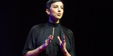 پایزه‌ مه‌حمود، كچه‌ چالاكوانى كوردى وڵاتى به‌ریتانیا | فۆتۆ: TEDXLONDON