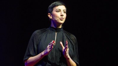 پایزه‌ مه‌حمود، كچه‌ چالاكوانى كوردى وڵاتى به‌ریتانیا | فۆتۆ: TEDXLONDON