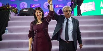 په‌روین بوڵدان و مێدحه‌ت سانجار، هاوسه‌رۆكانى پارتى دیموكراتى گه‌لان (هه‌ده‌په‌) | فۆتۆ: HDP