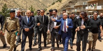 قوباد تاڵهبانى، جێگرى سهرۆكى حكومهتى ههرێم لهكاتى سهردانى مهرزى شوشمێ له شارهدهى تهوێڵه له ههورامان | فۆتۆ: ئهژى عومهر
