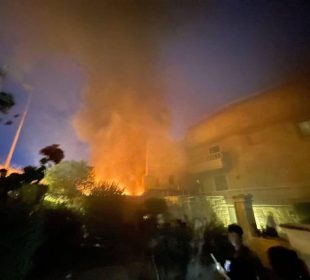 دیمهنى باڵیۆزخانهى سوید له بهغدا لهپاش سووتاندنى لهلایهن لایهنگرانى سهدرهوه | فۆتۆ: تۆڕه كۆمهڵایهتیهكان