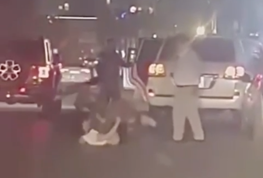 دیمه‌نى لێدان له‌ ئالان هاوار له‌سه‌ر شه‌قامى 60 مه‌ترى هه‌ولێر له‌لایه‌ن ماڵه‌ خه‌زوورانیه‌وه‌ | فۆتۆ: تۆڕه‌ كۆمه‌ڵایه‌تیه‌كان