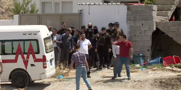 وێنهى بهردهم ماڵى ئهو هاووڵاتیهى كه دوو هاوسهرهكهى كوشت | فۆتۆ: Rudaw