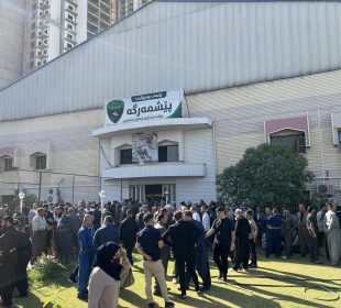 دیمهنى كادیرانى بزووتنهوهى ئیسلامى پێش چوونهژوورهوه بۆ ناو هۆڵى كۆنگرهى 12ى حزبهكهیان | فۆتۆ: میدیاى بزووتنهوه