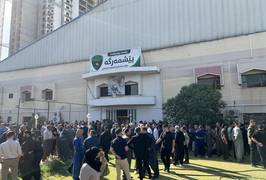 دیمه‌نى كادیرانى بزووتنه‌وه‌ى ئیسلامى پێش چوونه‌ژووره‌وه‌ بۆ ناو هۆڵى كۆنگره‌ى 12ى حزبه‌كه‌یان | فۆتۆ: میدیاى بزووتنه‌وه‌