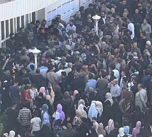 دیمهنى كادیرانى بزووتنهوهى ئیسلامى پێش چوونهژوورهوه بۆ ناو هۆڵى كۆنگرهى 12ى حزبهكهیان | فۆتۆ: میدیاى بزووتنهوه