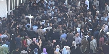 دیمهنى كادیرانى بزووتنهوهى ئیسلامى پێش چوونهژوورهوه بۆ ناو هۆڵى كۆنگرهى 12ى حزبهكهیان | فۆتۆ: میدیاى بزووتنهوه