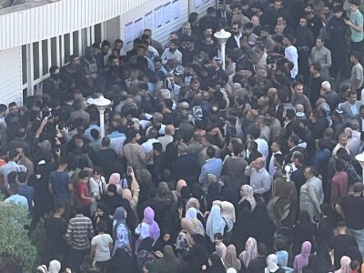 دیمه‌نى كادیرانى بزووتنه‌وه‌ى ئیسلامى پێش چوونه‌ژووره‌وه‌ بۆ ناو هۆڵى كۆنگره‌ى 12ى حزبه‌كه‌یان | فۆتۆ: میدیاى بزووتنه‌وه‌