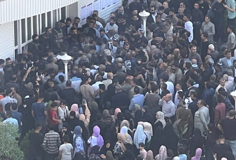دیمه‌نى كادیرانى بزووتنه‌وه‌ى ئیسلامى پێش چوونه‌ژووره‌وه‌ بۆ ناو هۆڵى كۆنگره‌ى 12ى حزبه‌كه‌یان | فۆتۆ: میدیاى بزووتنه‌وه‌