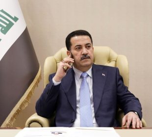 محهمهد شیاع سودانى سهرۆكوهزیرانى عێراق لهكاتى ئهنجامدانى پهیوهندى تهلهفۆنیدا | فۆتۆ: نووسینگهى راگهیاندنى سهرۆكوهزیرانى عێراق