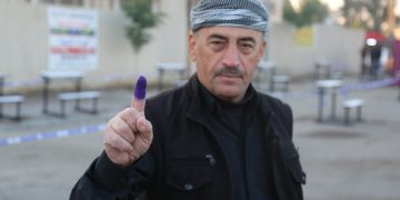 دهنگدهرێك له دهنگدانى گشتى بۆ ئهنجوومهنى پارێزگاكان له كهركوك | فۆتۆ: SNN