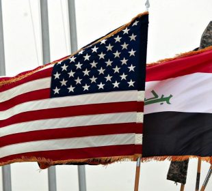 ئاڵاى ئهمریكا و عێراق | فۆتۆ: AFP