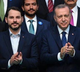 ڕهجهب تهیبت ئهردۆغان، سهرۆككۆمارى توركیا و بیرات ئال بایراكى زاواى | فۆتۆ: CNBC
