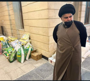 وێنهى موقتهدا سهدر له تهنیش بهشێك لهو هاوكارییانهى كه شهوى 10ى ئازار بۆ هاووڵاتیانى غهززه كۆكرانهوه | فۆتۆ: BT