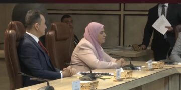 دیمه‌نێك له‌ كۆبوونه‌وه‌ى وه‌زیرى دارایی عێراق و لیژنه‌ى دارایی له‌ ئه‌نجوومه‌نى نوێنه‌رانى عێراق | فۆتۆ: میدیاكانى عێراق