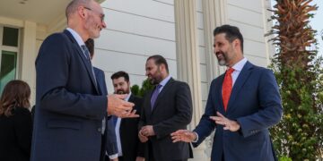 كۆبوونهوهى قوباد تاڵهبانى، جێگرى سهرۆكى حكومهتى ههرێم و باڵیۆزى بهریتانیا له عێراق | فۆتۆ: KRG